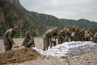 苦苦支撑！基迪半场8中6砍全队最高13分5板